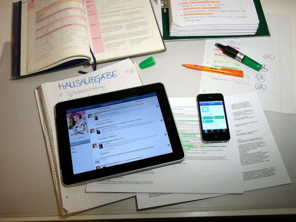 Tablet, Smartphone bei den Hausaufgaben